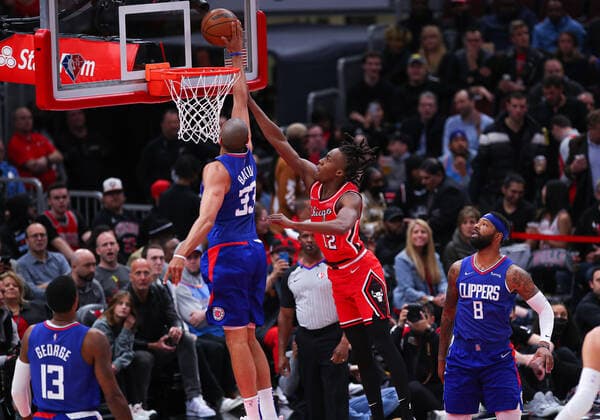 CHICAGO, IL - MARCH 31: Los Angeles Clippers forward Nicolas Batum (33) blocks Chicago Bulls guard Ayo Dosunmu (12) lay up during a NBA, Basketball Herren, USA game between the Los Angeles Clippers and the Chicago Bulls on March 31, 2022 at the United Center in Chicago, IL. (Photo by Melissa Tamez Icon Sportswire) NBA: MAR 31 Clippers at Bulls Icon22033110