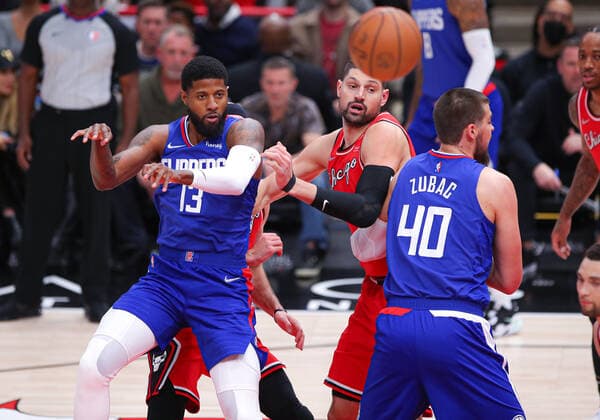 CHICAGO, IL - MARCH 31: Los Angeles Clippers guard Paul George (13) passes the ball in action during a NBA, Basketball Herren, USA game between the Los Angeles Clippers and the Chicago Bulls on March 31, 2022 at the United Center in Chicago, IL. (Photo by Melissa Tamez Icon Sportswire) NBA: MAR 31 Clippers at Bulls Icon22033111