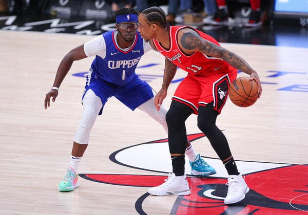CHICAGO, IL - MARCH 31: Los Angeles Clippers guard Reggie Jackson (1) posts up against Chicago Bulls forward DeMar DeRozan (11) during a NBA, Basketball Herren, USA game between the Los Angeles Clippers and the Chicago Bulls on March 31, 2022 at the United Center in Chicago, IL. (Photo by Melissa Tamez Icon Sportswire) NBA: MAR 31 Clippers at Bulls Icon22033113