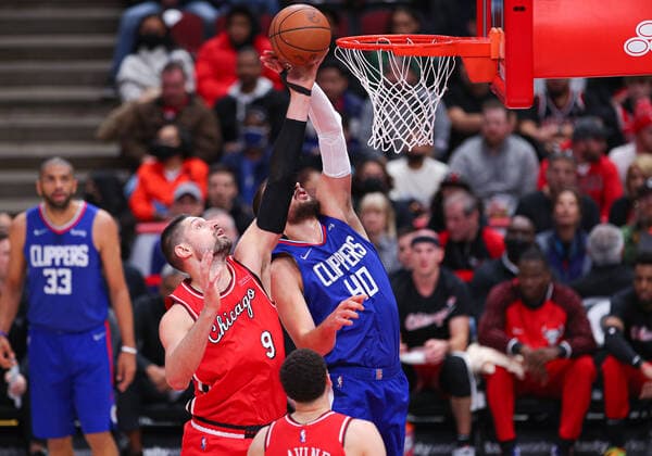 CHICAGO, IL - MARCH 31: Chicago Bulls center Nikola Vucevic (9) grabs the rebound during a NBA, Basketball Herren, USA game between the Los Angeles Clippers and the Chicago Bulls on March 31, 2022 at the United Center in Chicago, IL. (Photo by Melissa Tamez Icon Sportswire) NBA: MAR 31 Clippers at Bulls Icon22033116