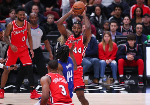 CHICAGO, IL - MARCH 31: Chicago Bulls forward Patrick Williams (44) looks to pass the ball during a NBA, Basketball Herren, USA game between the Los Angeles Clippers and the Chicago Bulls on March 31, 2022 at the United Center in Chicago, IL. (Photo by Melissa Tamez Icon Sportswire) NBA: MAR 31 Clippers at Bulls Icon22033118