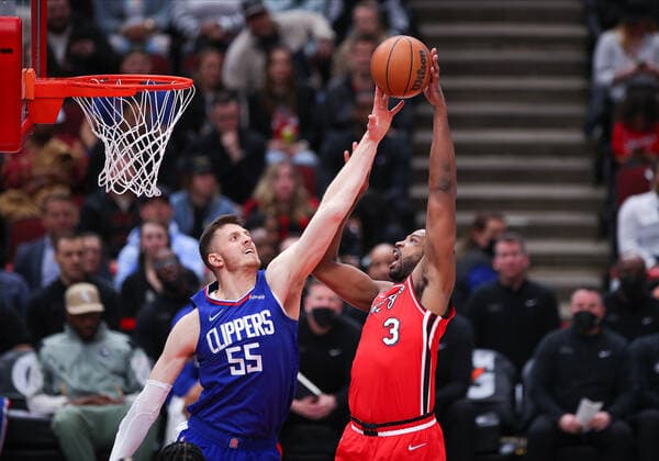 CHICAGO, IL - MARCH 31: Los Angeles Clippers center Isaiah Hartenstein (55) blocks Chicago Bulls center Tristan Thompson (3) shot during a NBA, Basketball Herren, USA game between the Los Angeles Clippers and the Chicago Bulls on March 31, 2022 at the United Center in Chicago, IL. (Photo by Melissa Tamez Icon Sportswire) NBA: MAR 31 Clippers at Bulls Icon22033119