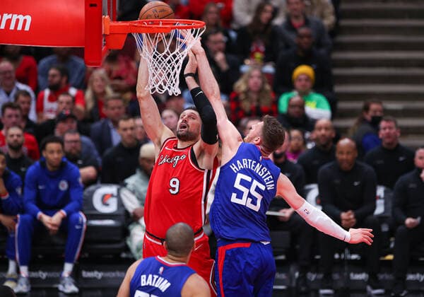 CHICAGO, IL - MARCH 31: Los Angeles Clippers center Isaiah Hartenstein (55) and Chicago Bulls center Nikola Vucevic (9) in action during a NBA, Basketball Herren, USA game between the Los Angeles Clippers and the Chicago Bulls on March 31, 2022 at the United Center in Chicago, IL. (Photo by Melissa Tamez Icon Sportswire) NBA: MAR 31 Clippers at Bulls Icon22033126