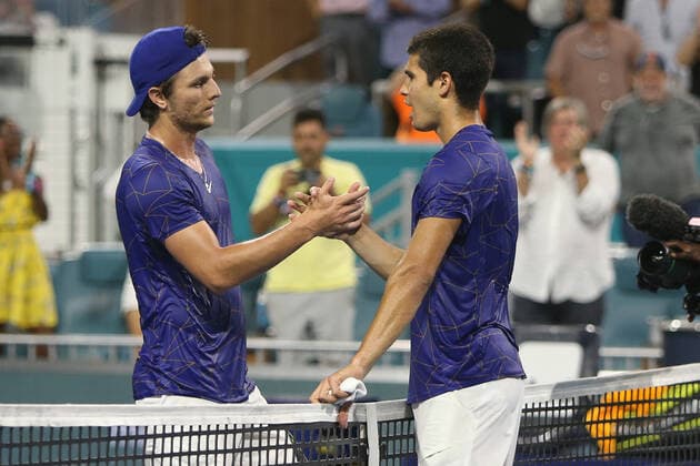 March 31, 2022, Miami Gardens, Florida, United States: Carlos Alcaraz (ESP) (R) shakes hands with Miomir Kecmanovic after winning the men s singles quarterfinals match at the Miami Open presented by Itau at Hard Rock Stadium in Miami Gardens, Florida. Miami Gardens United States - ZUMAw109 20220331_zap_w109_060 Copyright: xDebbyxWongx