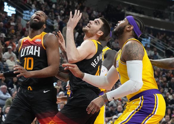 Sport Bilder des Tages Utah Jazz forward Juancho Hernangomez (C) looks to rebound with Los Angeles Lakers forward Carmelo Anthony (7) and Utah Jazz forward Greg Monroe (10) during an NBA, Basketball Herren, USA game in Vivint Smart Home Arena in Salt Lake City, Utah, USA, 31 March 2022. Utah Jazz - Los Angeles Lakers !ACHTUNG: NUR REDAKTIONELLE NUTZUNG!  Copyright: xGEORGExFREYx AME7916 20220401-8727efc7c2d9a6c2cebeb7774567985bb86ed6b3