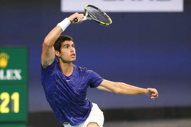 March 31, 2022, Miami Gardens, Florida, United States: Carlos Alcaraz (ESP) returns a shot during the men s singles quarterfinals match at the Miami Open presented by Itau at Hard Rock Stadium in Miami Gardens, Florida. Miami Gardens United States - ZUMAw109 20220331_zap_w109_104 Copyright: xDebbyxWongx
