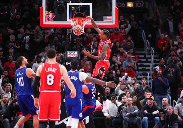 CHICAGO, IL - MARCH 31: Chicago Bulls forward DeMar DeRozan (11) slam dunks the ball in action during the overtime during a NBA, Basketball Herren, USA game between the Los Angeles Clippers and the Chicago Bulls on March 31, 2022 at the United Center in Chicago, IL. (Photo by Melissa Tamez Icon Sportswire) NBA: MAR 31 Clippers at Bulls Icon22033151