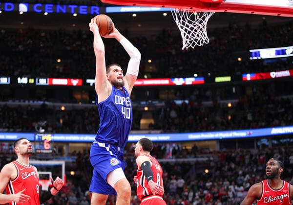 CHICAGO, IL - MARCH 31: Los Angeles Clippers center Ivica Zubac (40) in action during the overtime during a NBA, Basketball Herren, USA game between the Los Angeles Clippers and the Chicago Bulls on March 31, 2022 at the United Center in Chicago, IL. (Photo by Melissa Tamez Icon Sportswire) NBA: MAR 31 Clippers at Bulls Icon22033153