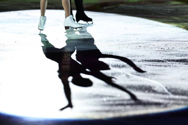 Typical: shadows, ice dance, during gala exhibition show at 2022 Figure skating, Eiskunstlauf world championships in Montpellier; 27 03 2022 - *** Typical shadows, ice dance, during gala exhibition show at 2022 figure skating world championships in Montpellier 27 03 2022 
