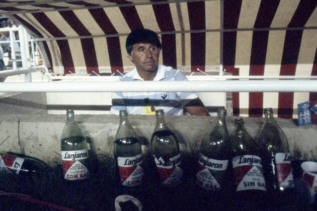 Michel HIDALGO, Nationaltrainer Frankreich, sitzt auf der Trainerbank, waehrend des Elfmeterschiessens, im Vordergrund Wasserflaschen, Fussball WM 1982 in Spanien, Halbfinale, Semi-Finale, Deutschland - Frankreich 8:7 n.E. (3:3, 5:4) Fussball-Weltmeisterschaft WM 1982 in Spanien, Halbfinale, Â *** Michel HIDALGO, national coach France, sits on the coachs bench, during the penalty shootout, in the foreground water bottles, Soccer World Cup 1982 in Spain, Semi Final, Semi Final, Germany France 8 7 n E 3 3, 5 4 Soccer World Cup 1982 in Spain, Semi Final, Â