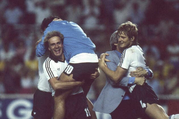 von links: Karl-Heinz RUMMENIGGE, Hansi MUELLER, Müller, xxxx und Karl-Heinz FOERSTER, Förster, jubeln, Jubel, jubeln, Freude, cheers, Fussball WM 1982 in Spanien, Halbfinale, Semi-Finale, Deutschland - Frankreich 8:7 n.E. (3:3, 5:4) Fussball-Weltmeisterschaft WM 1982 in Spanien, Halbfinale, Â *** from left Karl Heinz RUMMENIGGE, Hansi MUELLER, Müller, xxxx and Karl Heinz FOERSTER, Förster, cheering, jubilation, joy, cheers, Football World Cup 1982 in Spain, Semi Final, Semi Final, Germany France 8 7 n E 3 3, 5 4 Football World Cup 1982 in Spain, Semi Final, Â