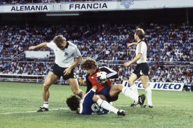 Torwart Harald Toni SCHUMACHER (GER) im Zweikampf gegen Didier SIX (FRA), links Hans-Peter BRIEGEL (GER), Fussball WM 1982 in Spanien, Halbfinale, Semi-Finale, Deutschland - Frankreich 8:7 n.E. (3:3, 5:4) Fussball-Weltmeisterschaft WM 1982 in Spanien, Halbfinale, Â *** Goalkeeper Harald Toni SCHUMACHER GER in duel against Didier SIX FRA , left Hans Peter BRIEGEL GER , Soccer World Cup 1982 in Spain, Semi Final, Semi Final, Germany France 8 7 n E 3 3, 5 4 Soccer World Cup 1982 in Spain, Semi Final, Â