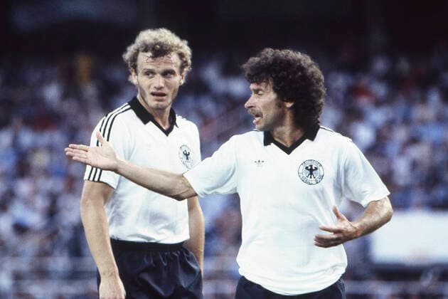 v.l. Hans-Peter BRIEGEL und Paul BREITNER (GER), diskutieren, Fussball WM 1982 in Spanien, Halbfinale, Semi-Finale, Deutschland - Frankreich 8:7 n.E. (3:3, 5:4) Fussball-Weltmeisterschaft WM 1982 in Spanien, Halbfinale, Â *** v l Hans Peter BRIEGEL and Paul BREITNER GER , discuss, Soccer World Cup 1982 in Spain, Semi Final, Semi Final, Germany France 8 7 n E 3 3, 5 4 Soccer World Cup 1982 in Spain, Semi Final, Â