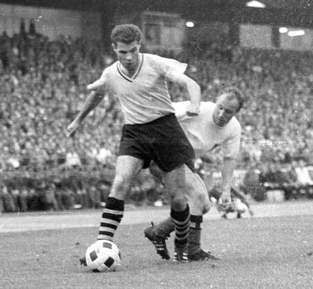 DFB Pokalfinale Hamburger SV - Borussia Dortmund 3:0 14.08.1963 in Hannover. Lothar Geisler (BVB) Aktion vor Uwe Seeler (HSV) *** DFB Cup Final Hamburger SV Borussia Dortmund 3 0 14 08 1963 in Hannover Lothar Geisler BVB action before Uwe Seeler HSV HM