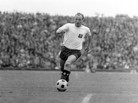 DFB Pokalfinale Hamburger SV - Borussia Dortmund 3:0 14.08.1963 in Hannover. Uwe Seeler (HSV) in Aktion *** DFB Cup Final Hamburger SV Borussia Dortmund 3 0 14 08 1963 in Hannover Uwe Seeler HSV in action HM
