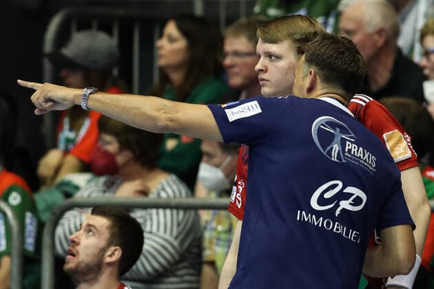 Trainer Christian Prokop mit Justus Fischer (TSV Hannover-Burgdorf,54) - Handball Bundesliga Saison 2021-2022 SC Magdeburg vs. TSV Hannover-Burgdorf in der GETEC Arena in Magdeburg - Mann,Männer,Handball,Deutschland,31.03.2022