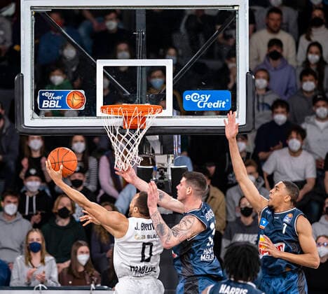 Jaylon Brown (Towers), Bogdan Radosavljevic (HAKRO), Jaren Lewis (HARKO) 01.04.22, Hamburg, Hamburg Towers vs. Hakro Merlins Crailsheim, easyCredit BBL, Basketball Bundesliga, 1.Liga, Saison 2021 2022, 28. Spieltag Â