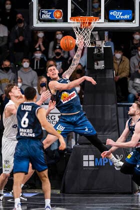 Maik Kotsar (Towers), Bogdan Radosavljevic (HAKRO) 01.04.22, Hamburg, Hamburg Towers vs. Hakro Merlins Crailsheim, easyCredit BBL, Basketball Bundesliga, 1.Liga, Saison 2021 2022, 28. Spieltag Â