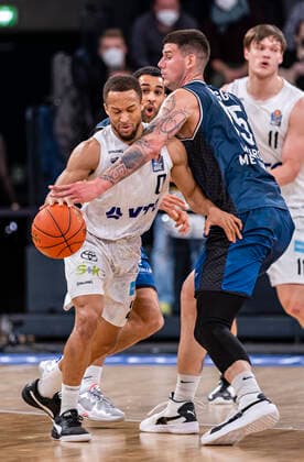 Jaylon Brown (Towers), Bogdan Radosavljevic (HAKRO) 01.04.22, Hamburg, Hamburg Towers vs. Hakro Merlins Crailsheim, easyCredit BBL, Basketball Bundesliga, 1.Liga, Saison 2021 2022, 28. Spieltag Â
