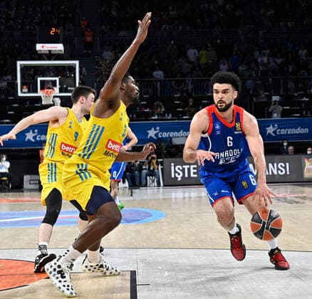 Elijah Bryant (R) of Anadolu Efes Istanbul and Jaleen Smith (L) of Alba Berlin during the Turkish Airlines EuroLeague Regular Season Round 33 match between Anadolu Efes Istanbul and Alba Berlin at Sinan Erdem Sports Arena in Istanbul, Turkey , on April 01, 2022 