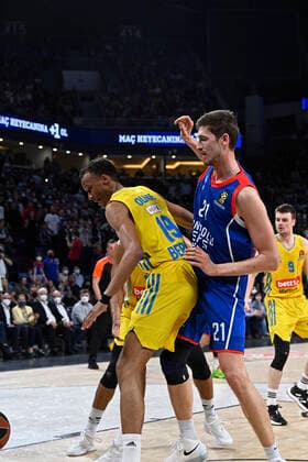 Tibor Pleiss (21) of Anadolu Efes Istanbul and Louis Olinde (19) of Alba Berlin during the Turkish Airlines EuroLeague Regular Season Round 33 match between Anadolu Efes Istanbul and Alba Berlin at Sinan Erdem Sports Arena in Istanbul, Turkey , on April 01, 2022 