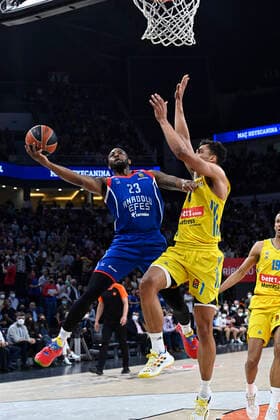 Sport Themen der Woche KW13 Sport Bilder des Tages James Anderson (23) of Anadolu Efes Istanbul and Oscar Da Silva (1) of Alba Berlin during the Turkish Airlines EuroLeague Regular Season Round 33 match between Anadolu Efes Istanbul and Alba Berlin at Sinan Erdem Sports Arena in Istanbul, Turkey , on April 01, 2022 