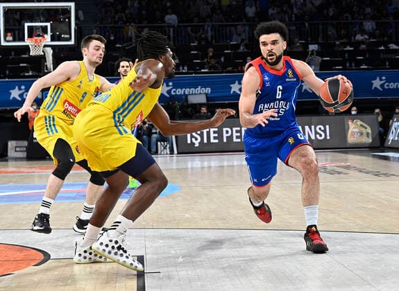 Elijah Bryant (R) of Anadolu Efes Istanbul and Jaleen Smith (L) of Alba Berlin during the Turkish Airlines EuroLeague Regular Season Round 33 match between Anadolu Efes Istanbul and Alba Berlin at Sinan Erdem Sports Arena in Istanbul, Turkey , on April 01, 2022 