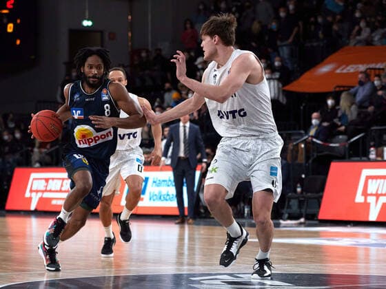 Terrell Harris (HAKRO Merlins Crailsheim 08), Maik Kotsar (Hamburg Towers 11) Hamburg Towers vs. HAKRO Merlins Crailsheim, 1. Bundesliga, Basketball, easycredit BBL, Edel-Optics-Arena, Spielzeit 2021 2022, 28.Spieltag, 01.04.2022 Foto:EIBNER Stephanie Zerbe Hamburg Towers vs. HARKO Merlins Crailsheim, 1. Bundesliga, Basketball, easycredit BBL, Spielzeit 2021 2022, 28.Spieltag, 01.04.2022 Hamburg Copyright: xStephaniexZerbe xEibner-Pressefox EP_SZE
