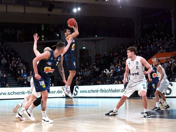 Elias Lasisi (HAKRO Merlins Crailsheim 06), Bogdan Radosavljevic (HAKRO Merlins Crailsheim 15), Maik Kotsar (Hamburg Towers 11) Hamburg Towers vs. HAKRO Merlins Crailsheim, 1. Bundesliga, Basketball, easycredit BBL, Edel-Optics-Arena, Spielzeit 2021 2022, 28.Spieltag, 01.04.2022 Foto:EIBNER Stephanie Zerbe Hamburg Towers vs. HARKO Merlins Crailsheim, 1. Bundesliga, Basketball, easycredit BBL, Spielzeit 2021 2022, 28.Spieltag, 01.04.2022 Hamburg Copyright: xStephaniexZerbe xEibner-Pressefox EP_SZE