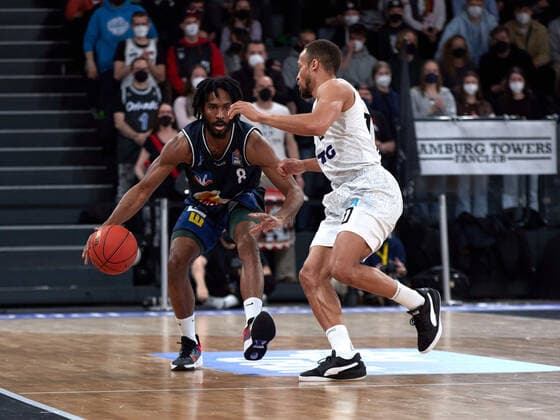 Terrell Harris (HAKRO Merlins Crailsheim 08), Jaylon Brown (Hamburg Towers 00) Hamburg Towers vs. HAKRO Merlins Crailsheim, 1. Bundesliga, Basketball, easycredit BBL, Edel-Optics-Arena, Spielzeit 2021 2022, 28.Spieltag, 01.04.2022 Foto:EIBNER Stephanie Zerbe Hamburg Towers vs. HARKO Merlins Crailsheim, 1. Bundesliga, Basketball, easycredit BBL, Spielzeit 2021 2022, 28.Spieltag, 01.04.2022 Hamburg Copyright: xStephaniexZerbe xEibner-Pressefox EP_SZE