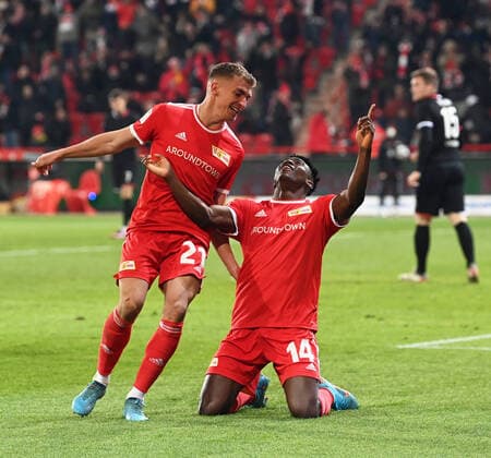 Sport Bilder des Tages Fussball, Herren, Saison 2021 2022, 1. Bundesliga (28. Spieltag), 1. FC Union Berlin - 1. FC Köln, v. l. Grischa Prömel (1. FC Union Berlin), Taiwo Awoniyi (1. FC Union Berlin), Jubel nach Tor zum 1:0, 01.04. 2022, *** Football, men, season 2021 2022, 1 Bundesliga 28 matchday , 1 FC Union Berlin 1 FC Köln, v l Grischa Prömel 1 FC Union Berlin , Taiwo Awoniyi 1 FC Union Berlin , cheering after goal to 1 0, 01 04 2022, Copyright: xMatthiasxKochx