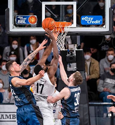 Bogdan Radosavljevic (HAKRO), Eddy Edigin (Towers), Jon Axel Gudmundsson (HARKO) 01.04.22, Hamburg, Hamburg Towers vs. Hakro Merlins Crailsheim, easyCredit BBL, Basketball Bundesliga, 1.Liga, Saison 2021 2022, 28. Spieltag Â