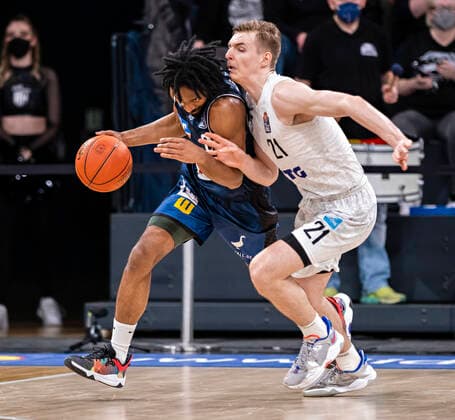 Terell Harris (HARKO), Justus Hollatz (Towers) 01.04.22, Hamburg, Hamburg Towers vs. Hakro Merlins Crailsheim, easyCredit BBL, Basketball Bundesliga, 1.Liga, Saison 2021 2022, 28. Spieltag Â