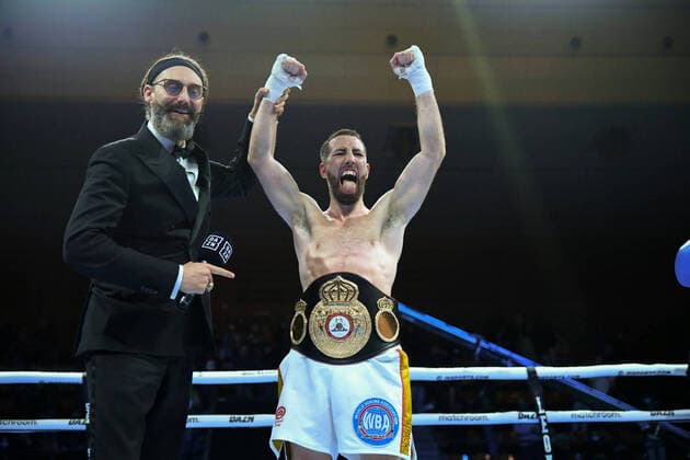 Sport Themen der Woche KW13 Sport Bilder des Tages April 1, 2022, Barcelona, Cataluna, Barcelona, Spain, Spain: BARCELONA, SPAIN - APRIL 1: Sandor Martin celebrates his victory over Jose Felix Jr in their WBA International Super Lightweight Title bout at Palau Olimpic Vall d Hebron on April 1, 2022 in Barcelona, Cataluna, Spain. Barcelona, Cataluna Spain - ZUMAp175 20220401_zsa_p175_131 Copyright: xSaraxAribx