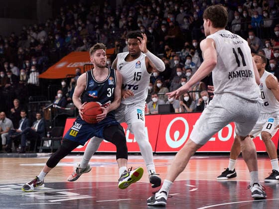 Jon Axel Gudmundsson (HAKRO Merlins Crailsheim 30), Maik Kotsar (Hamburg Towers 11) Hamburg Towers vs. HAKRO Merlins Crailsheim, 1. Bundesliga, Basketball, easycredit BBL, Edel-Optics-Arena, Spielzeit 2021 2022, 28.Spieltag, 01.04.2022 Foto:EIBNER Stephanie Zerbe Hamburg Towers vs. HARKO Merlins Crailsheim, 1. Bundesliga, Basketball, easycredit BBL, Spielzeit 2021 2022, 28.Spieltag, 01.04.2022 Hamburg Copyright: xStephaniexZerbe xEibner-Pressefox EP_SZE