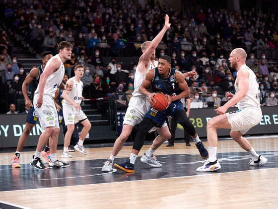 Jaren Lewis (HAKRO Merlins Crailsheim 01), Robin Christen (Hamburg Towers 08) , Maik Kotsar (Hamburg Towers 11) Hamburg Towers vs. HAKRO Merlins Crailsheim, 1. Bundesliga, Basketball, easycredit BBL, Edel-Optics-Arena, Spielzeit 2021 2022, 28.Spieltag, 01.04.2022 Foto:EIBNER Stephanie Zerbe Hamburg Towers vs. HARKO Merlins Crailsheim, 1. Bundesliga, Basketball, easycredit BBL, Spielzeit 2021 2022, 28.Spieltag, 01.04.2022 Hamburg Copyright: xStephaniexZerbe xEibner-Pressefox EP_SZE