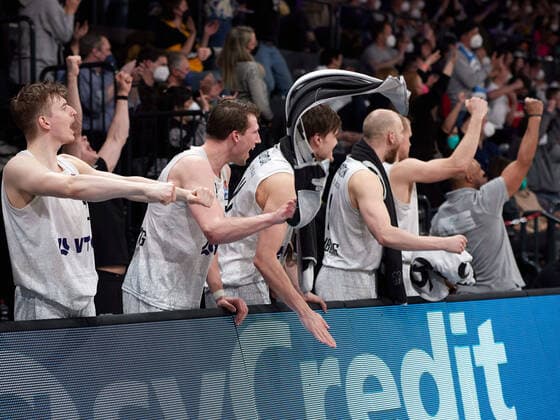 Grosse Freude beim Team Hamburg Towers ueber den hohen Sieg gegen Crailsheim Robin Christen (Hamburg Towers 08), Maik Kotsar (Hamburg Towers 11) Hamburg Towers vs. HAKRO Merlins Crailsheim, 1. Bundesliga, Basketball, easycredit BBL, Edel-Optics-Arena, Spielzeit 2021 2022, 28.Spieltag, 01.04.2022 Foto:EIBNER Stephanie Zerbe Hamburg Towers vs. HARKO Merlins Crailsheim, 1. Bundesliga, Basketball, easycredit BBL, Spielzeit 2021 2022, 28.Spieltag, 01.04.2022 Hamburg Copyright: xStephaniexZerbe xEibner-Pressefox EP_SZE