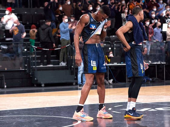 Die Enttaeuschung ist gross ueber die verpassten Playoffs. Richmond Aririguzoh (HAKRO Merlins Crailsheim 34), Elias Lasisi (HAKRO Merlins Crailsheim 06), Hamburg Towers vs. HAKRO Merlins Crailsheim, 1. Bundesliga, Basketball, easycredit BBL, Edel-Optics-Arena, Spielzeit 2021 2022, 28.Spieltag, 01.04.2022 Foto:EIBNER Stephanie Zerbe Hamburg Towers vs. HAKRO Merlins Crailsheim, 1. Bundesliga, Basketball, easycredit BBL, Spielzeit 2021 2022, 28.Spieltag, 01.04.2022 Hamburg Copyright: xStephaniexZerbe xEibner-Pressefox EP_SZE