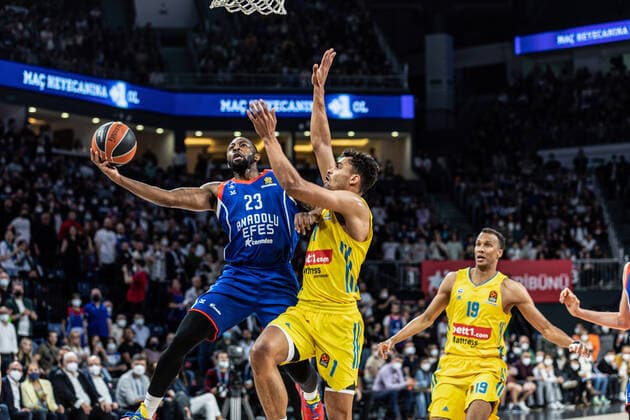 April 1, 2022, Istanbul, Turkey: Oscar Da Silva (R2) of Alba Berlin and James Anderson (L) of Anadolu Efes Istanbul seen in action during the Round 33 of the 2021 2022 Turkish Airlines Euroleague Regular Season at Sinan Erdem Dome. .Final score; Anadolu Efes 87:77 Alba Berlin. Istanbul Turkey - ZUMAs197 20220401_zaa_s197_216 Copyright: xNicholasxMullerx