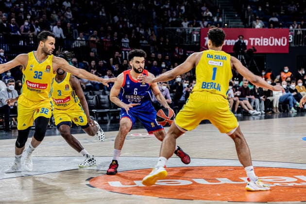 April 1, 2022, Istanbul, Turkey: Oscar Da Silva (R) of Alba Berlin and Elijah Bryant (C) of Anadolu Efes Istanbul seen in action during the Round 33 of the 2021 2022 Turkish Airlines Euroleague Regular Season at Sinan Erdem Dome. .Final score; Anadolu Efes 87:77 Alba Berlin. Istanbul Turkey - ZUMAs197 20220401_zaa_s197_251 Copyright: xNicholasxMullerx