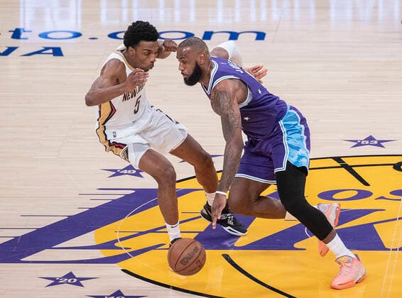 Herbert Jones (L) of the New Orleans Pelicans disputes the ball with LeBron James of the Los Angeles Lakers, during an NBA, Basketball Herren, USA game played at the Crypto.com Arena, in Los Angeles, United States, 01 April 2022. EFE Javier Rojas Los Angeles Lakers vs New Orleans Pelicans !ACHTUNG: NUR REDAKTIONELLE NUTZUNG!  Copyright: xJavierxRojasx AME8149 20220402-cb67cad218e00b4728ca9681a84ed5345e75c967