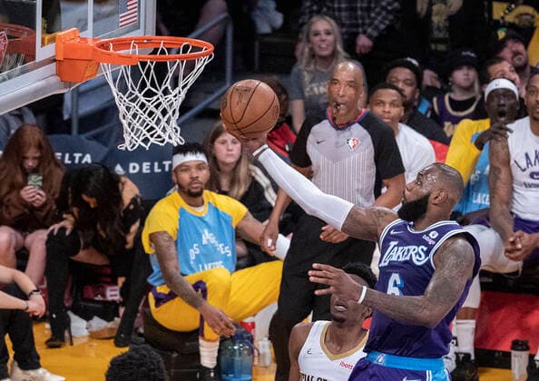 Sport Bilder des Tages LeBron James of the Los Angeles Lakers in action against the New Orleans Pelicans, during an NBA, Basketball Herren, USA game played at the Crypto.com Arena, in Los Angeles, United States, 01 April 2022. EFE Javier Rojas Los Angeles Lakers vs New Orleans Pelicans !ACHTUNG: NUR REDAKTIONELLE NUTZUNG!  Copyright: xJavierxRojasx AME8153 20220402-4b2e61acbd715e5567a48b4dfaeec7fe1a137775