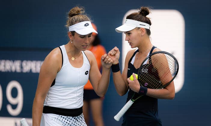 April 1, 2022, MIAMI, FLORIDA, UNITED STATES: Elise Mertens of Belgium & Veronika Kudermetova of Russia in action during the doubles semi-final of the 2022 Miami Open WTA, Tennis Damen 1000 tennis tournament MIAMI UNITED STATES - ZUMAa181 20220401_zaa_a181_006 Copyright: xRobxPrangex