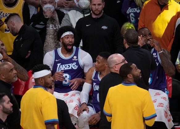 April 1, 2022, Los Angeles, California, USA: Anthony Davis 3 of the Los Angeles Lakers on the bench during their NBA, Basketball Herren, USA game against the New Orleans Pelicans on Friday April 1, 2022 at Crypto.com Arena in Los Angeles, California. Lakers lose to Pelicans, 111-114. PI Los Angeles USA - ZUMAp124 20220401_zaa_p124_028 Copyright: xJAVIERxROJASx