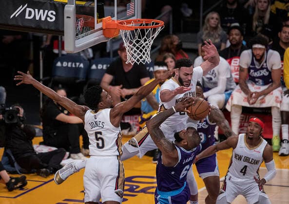 April 1, 2022, Los Angeles, California, USA: LeBron James 6 of the Los Angeles Lakers is blocked by Larry Nance Jr. 22 of the New Orleans Pelicans during their NBA, Basketball Herren, USA game on Friday April 1, 2022 at Crypto.com Arena in Los Angeles, California. Lakers lose to Pelicans, 111-114. PI Los Angeles USA - ZUMAp124 20220401_zaa_p124_045 Copyright: xJAVIERxROJASx