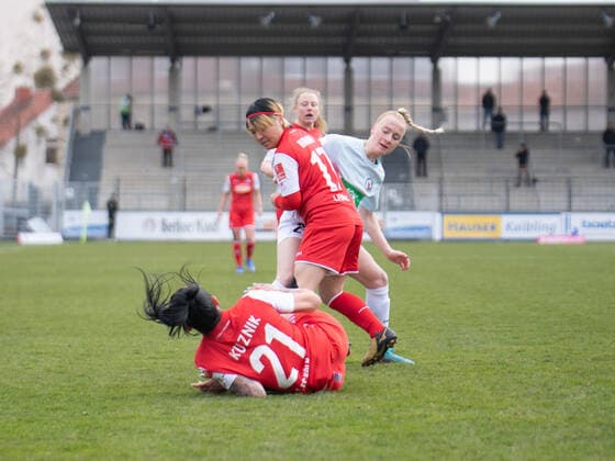 Peggy Kuznik (21 FC Köln) und Yuka Hirano (17 FC Köln) klären den Ball gegen Anna Gerhardt (21 Potsdam) beim Flyeralarm Frauen- Bundesligaspiel 1. FFC Turbine Potsdam - 1. FC Köln am 02.04.2022. Potsdam Karl-Liebnkecht-Stadion Brandenburg Deutschland