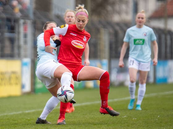 Dina Orschmann (11 Potsdam) und Sharon Beck (10 FC Köln) in Aktion beim Flyeralarm Frauen- Bundesligaspiel 1. FFC Turbine Potsdam - 1. FC Köln am 02.04.2022. Potsdam Karl-Liebnkecht-Stadion Brandenburg Deutschland