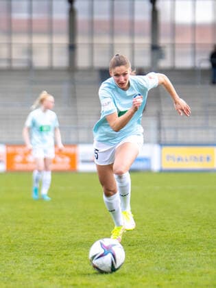 Melissa Kössler (25 Potsdam) in Aktion beim Flyeralarm Frauen- Bundesligaspiel 1. FFC Turbine Potsdam - 1. FC Köln am 02.04.2022. Potsdam Karl-Liebnkecht-Stadion Brandenburg Deutschland