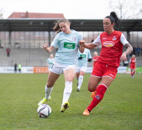 Melissa Kössler (25 Potsdam) und Peggy Kuznik (21 FC Köln) in Aktion beim Flyeralarm Frauen- Bundesligaspiel 1. FFC Turbine Potsdam - 1. FC Köln am 02.04.2022. Potsdam Karl-Liebnkecht-Stadion Brandenburg Deutschland