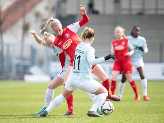 Anna Gerhardt (21 Potsdam) , Sharon Beck (10 FC Köln) und Dina Orschmann (11 Potsdam) in Aktion beim Flyeralarm Frauen- Bundesligaspiel 1. FFC Turbine Potsdam - 1. FC Köln am 02.04.2022. Potsdam Karl-Liebnkecht-Stadion Brandenburg Deutschland